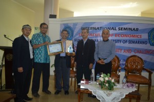 Penyerahan souvenir kepada Prof. Dr. Dzuljastri Abdul Razak