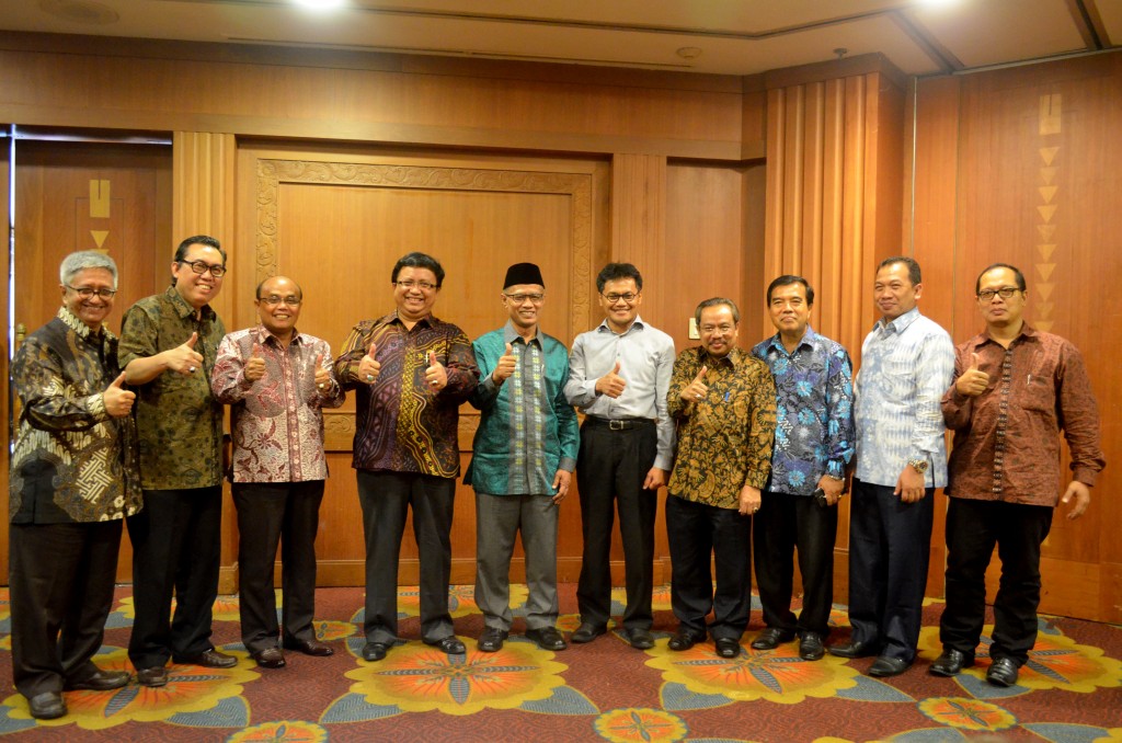 Berfoto bersama PP Muhammadiyah, Sekjen Kemenristekdikti, Koordinator Kopertis Wilayah VI, dan Rektor Unimus 