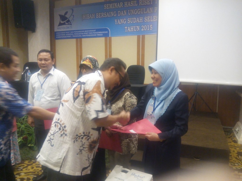 Penyerahan hadiah DP2M Dikti Prof Ocky Karna Rajasa kepada Siti Aminah MSi