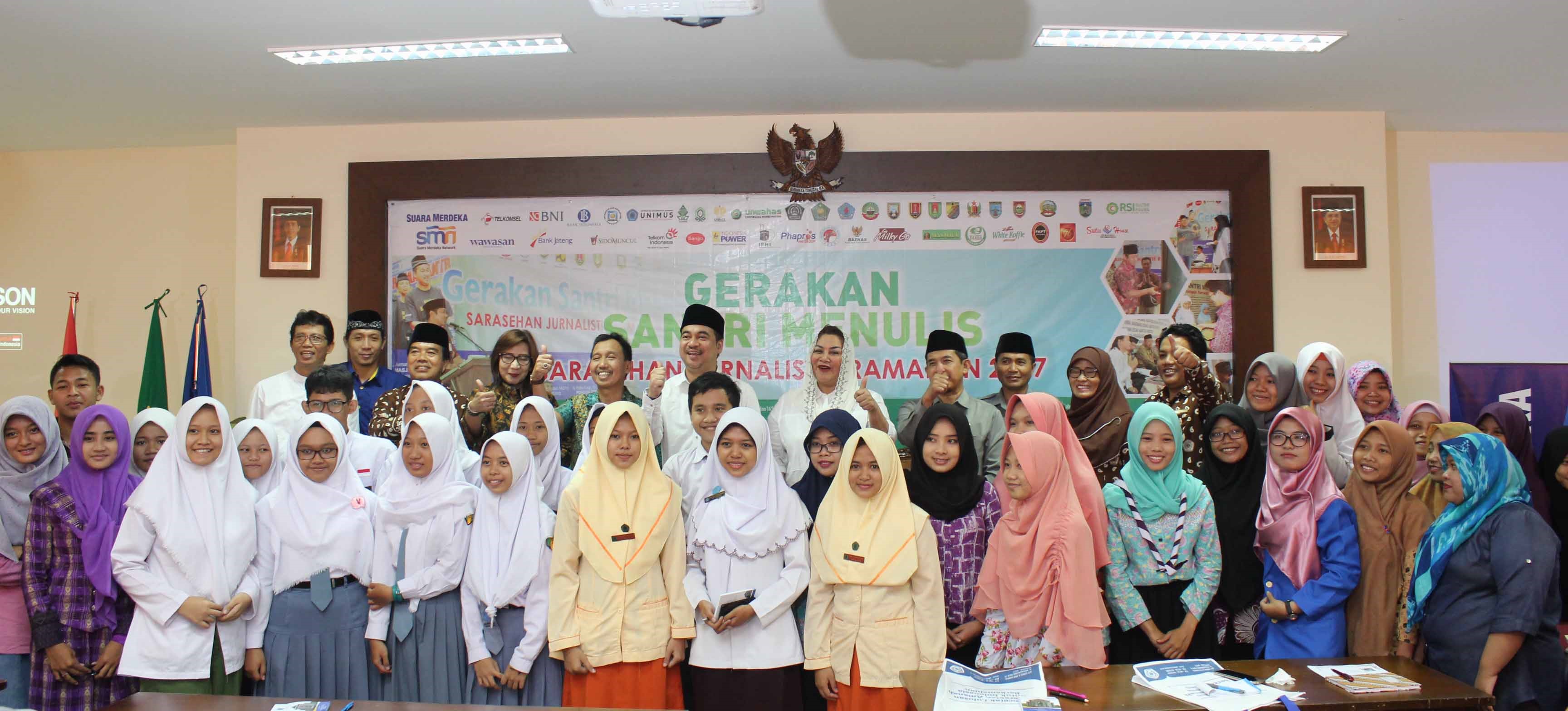 Peserta Sarasehan Jurnalistik Ramadhan berfoto bersama Wakil Walikota Semarang, CEO Suara Merdeka dan Rektor Unimus