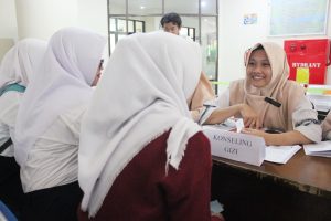 طلاب التغذية يشرحون لزوار المعرض