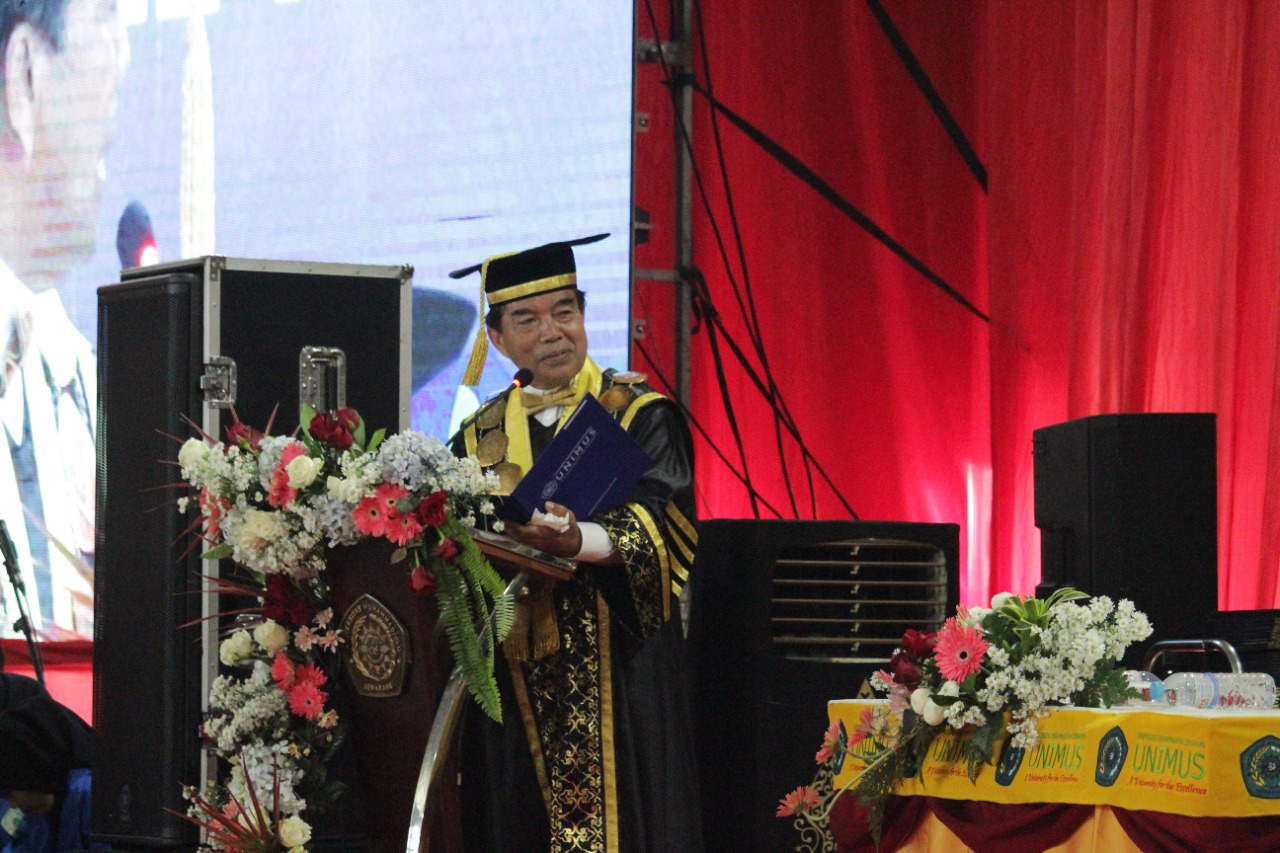 Sebanyak Wisudawan Mengikuti Upacara Wisuda Ke Periode Oktober