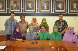 Wakil Dekan Bidang Akademik  FKG UGM drg. Diatri Nari Ratih, M.Kes, Sp.KG, Ph.D. , Pejabat FKG UGM bersama Tim Benchmarking FKG Unimus