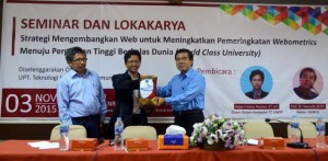 Rerktor Unimus menyerakan kenangkanangan kepada Bapak Adian Fathur Rochim didampingi Ka UPT TIK Unimus