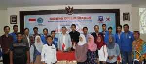Prof. John Lee berfoto bersama dengan dosen dan mahasiswa FE