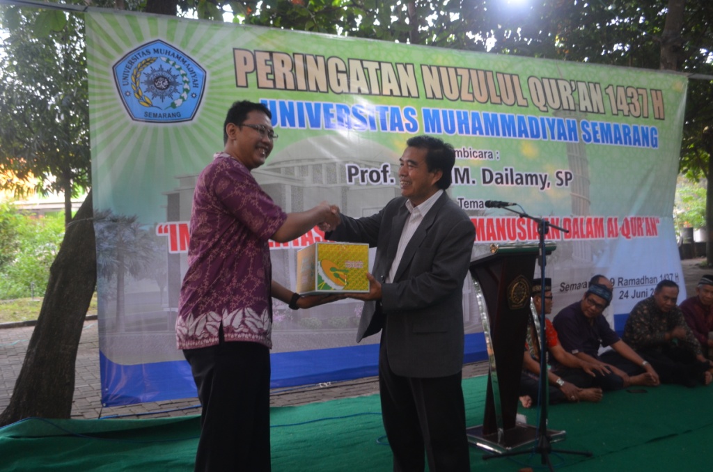 Simbolis penyerahan bingkisan lebaran kepada dosen dan karyawan Unimus