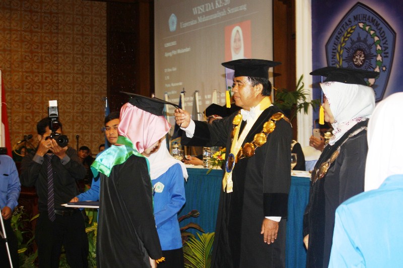 Rektor mewisuda
