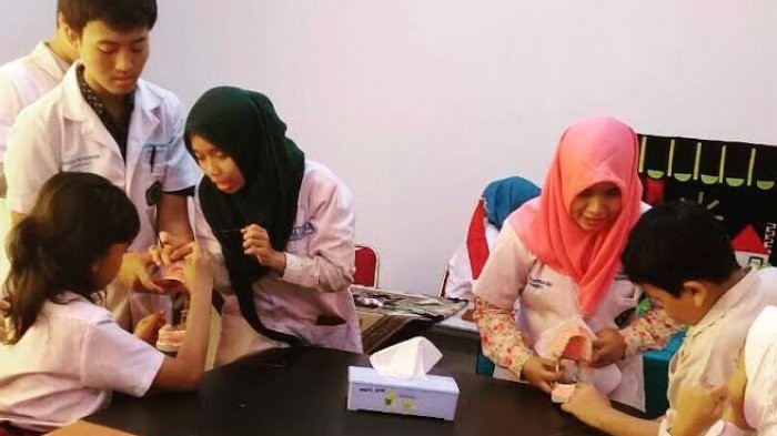 Read more about the article Mahasiswa FKG Gelar Pengabmas Pelatihan Dokter Kecil di Sekolah