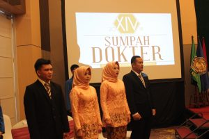 Read more about the article Sumpah Dokter ke-14 Dekan FK Unimus Lantik Dokter Baru