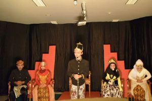 Read more about the article Pentaskan “Lutung Wears Sarung” Teater Sastra Inggris Pukau Penonton