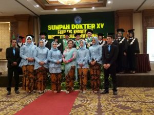 Read more about the article Sumpah Dokter ke-15 Dekan FK Unimus Lantik 8 Dokter Baru
