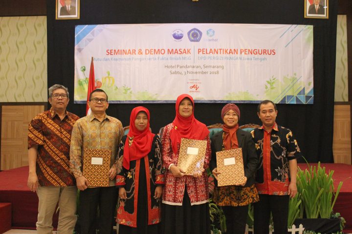 Read more about the article Bersama Pergizi Pangan Jawa Tengah, Linisehat.com, dan PT Ajinomoto, Unimus Gelar Seminar & Demo Masak