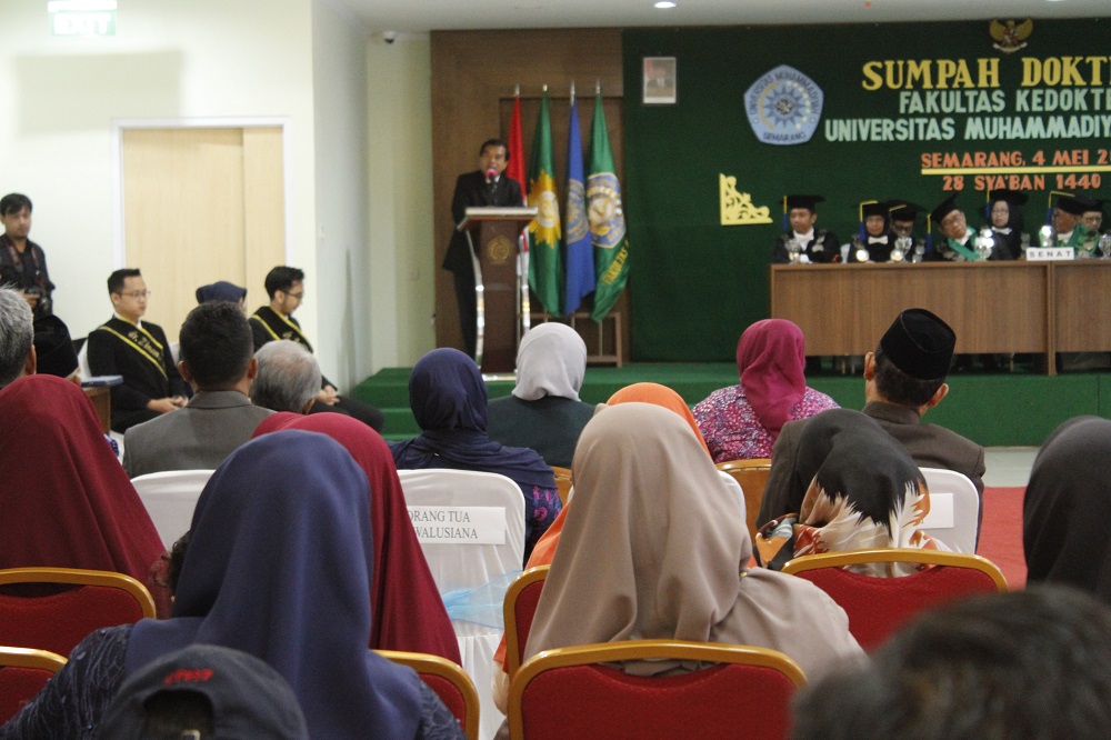 Read more about the article Sumpah Dokter Ke-19 Dekan FK Unimus Lantik Dokter Baru