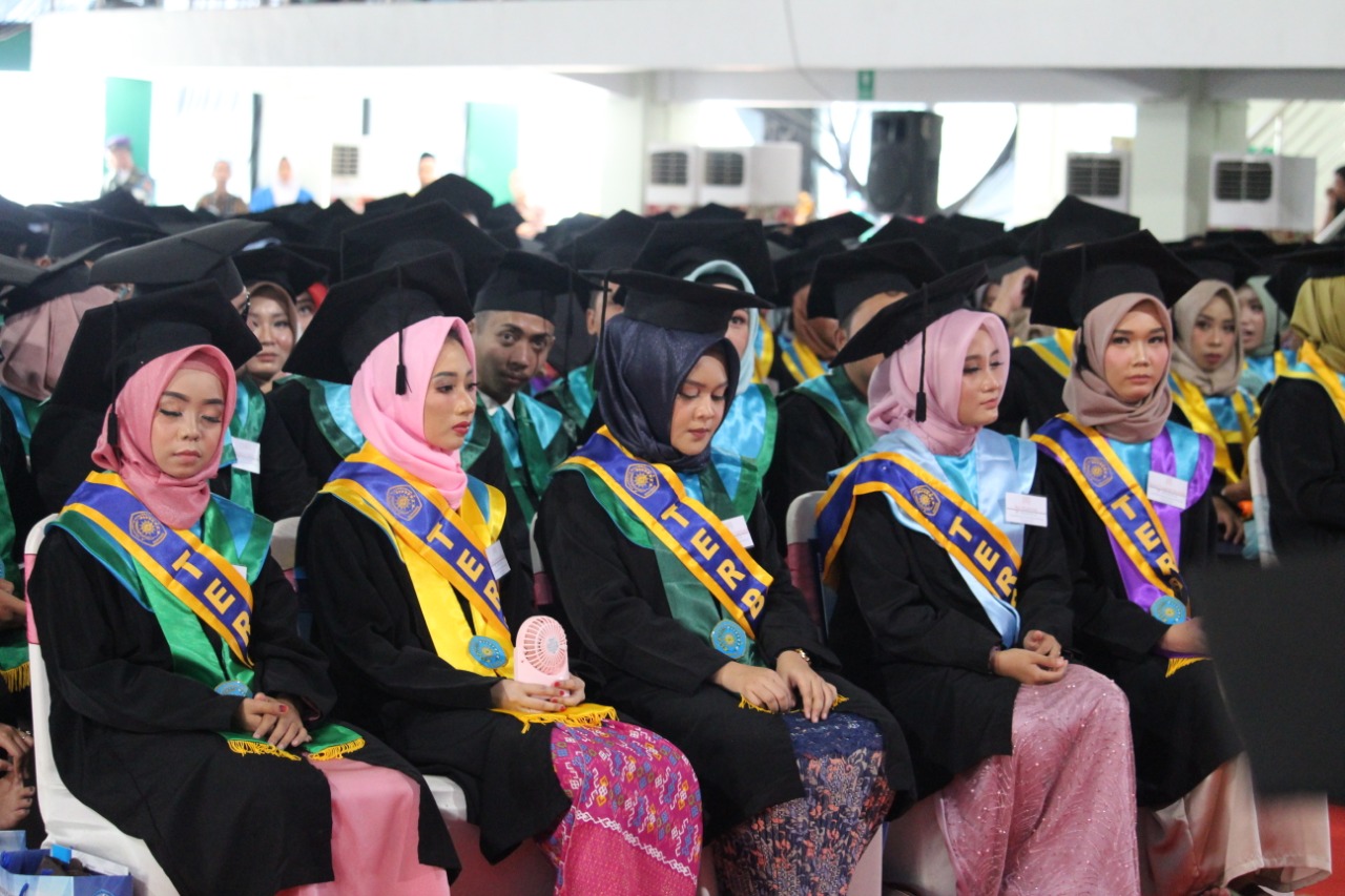 Read more about the article Wisuda ke-31 Hari Pertama Unimus Lepas 586 Lulusan