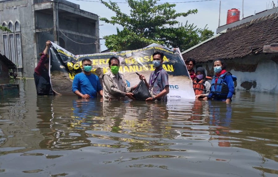 Read more about the article Unimus Beri Bantuan Korban Bencana Banjir