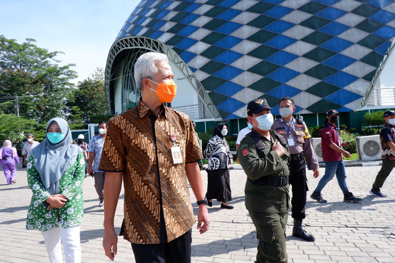 Read more about the article Gubernur Jawa Tengah Kunjungi Sentra Vaksinasi Massal di Kampus Unimus