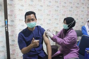 Read more about the article Kerjasama Dengan Puskesmas Kedungmundu, UNIMUS Gelar Vaksinasi