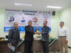 Read more about the article Fakultas Teknik Gelar Webinar Nasional Pelatihan K3