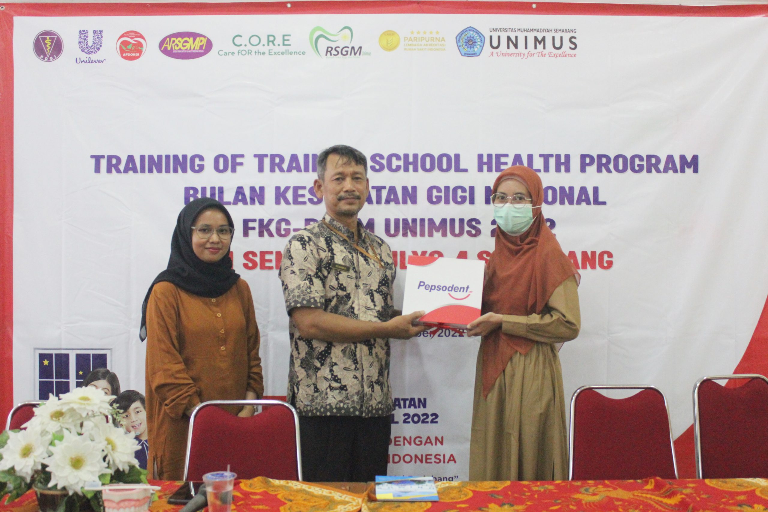 Read more about the article Rangkaian Agenda Bulan Kesehatan Gigi Nasional, FKG – RSGM UNIMUS Gelar Training of Trainer School Health Program di SDN Sendangmulyo 4 Semarang