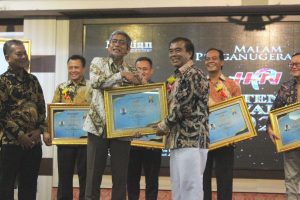 Read more about the article Rektor UNIMUS Raih Penghargaan Bidang Pendidikan pada HPN Jateng Award 2023