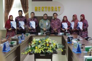 Read more about the article Kepala LLDIKTI Wilayah VI Jawa Tengah serahkan SK Jabatan Fungsional Guru Besar dan Lektor Kepala Dosen Unimus