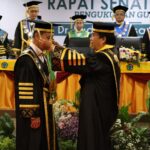 Unimus kembali kukuhkan guru besar prof. Dr. Budi santosa, s.km., m.si.med pada bidang keilmuan biomedik