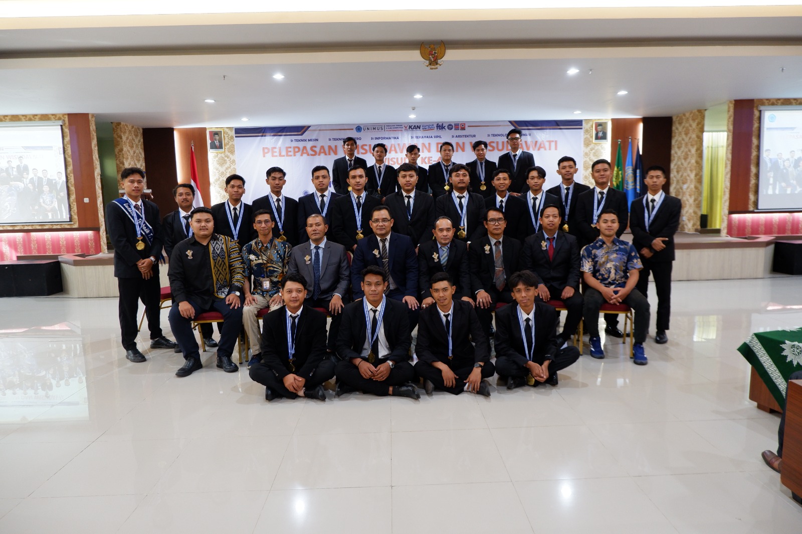 Read more about the article Dekan FTIK Lepas sebanyak 43 lulusan Calon Wisudawan dan Wisudawati pada Wisuda ke 42 Unimus