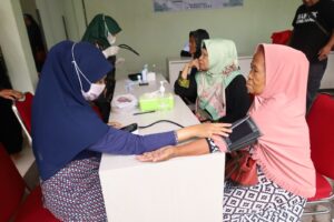 Read more about the article Pemeriksaan Kesehatan Gratis dan Bakti Sosial Ramadhan Kolaborasi Klinik Rawat Inap Unimus dengan Yayasan Fatwa Kehidupan Semarang