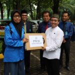 Alhamdulillah 2 Mahasiswa Unimus terima laptop dari Ketua Umum PWM Jateng