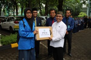 Read more about the article Alhamdulillah 2 Mahasiswa Unimus terima laptop dari Ketua Umum PWM Jateng