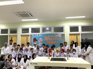 Read more about the article Fun with Chemistry 2025: Belajar Sains dengan Cara yang Seru dan Edukatif.