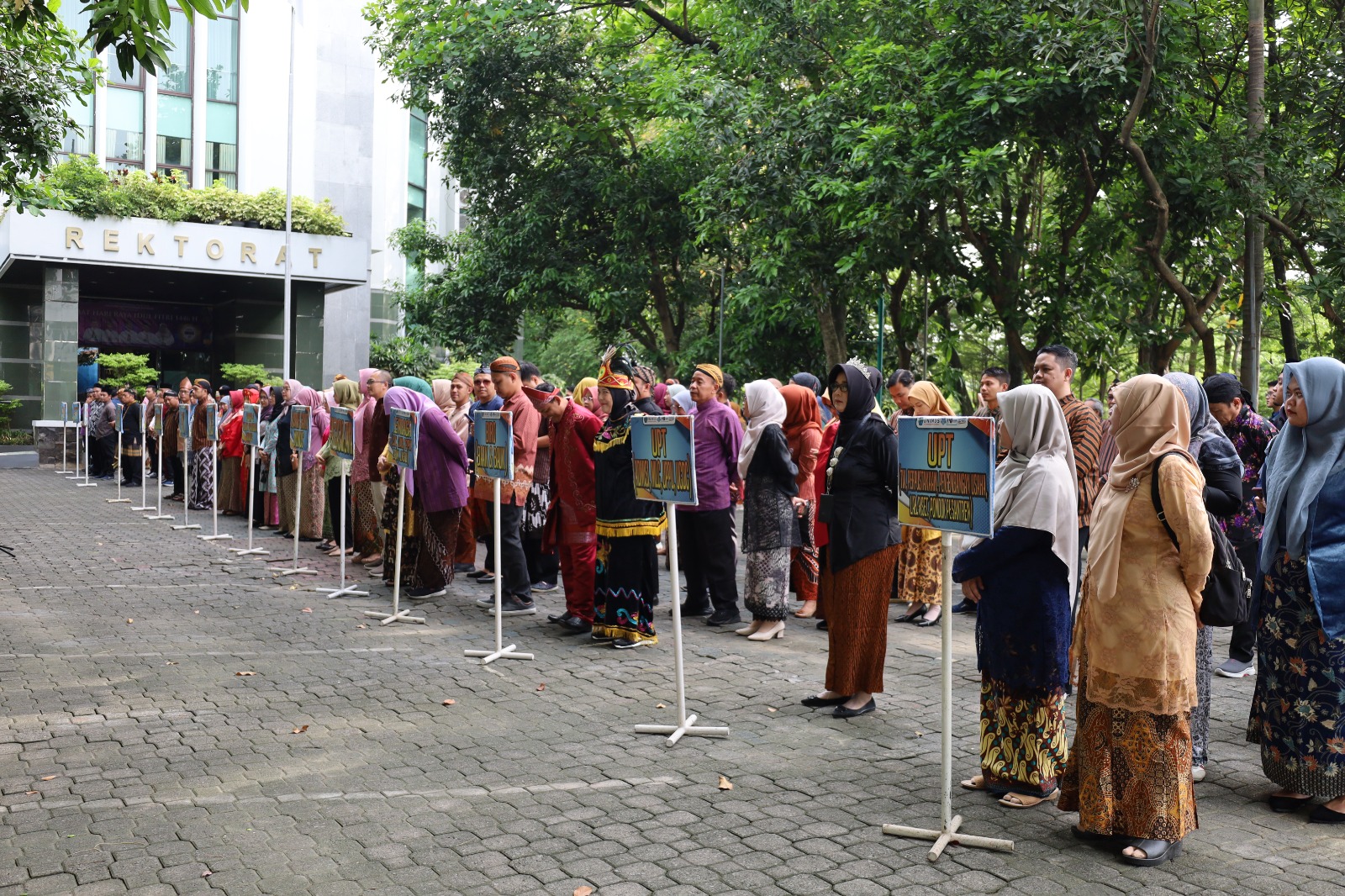 Read more about the article Unimus Peringati Hari Kartini dengan Nuansa Baju Adat Nusantara
