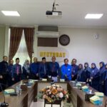 Rektor Unimus Serahkan SK Purna Tugas kepada Dr. Ir. Syamsudi Rahardjo, Dekan FTIK