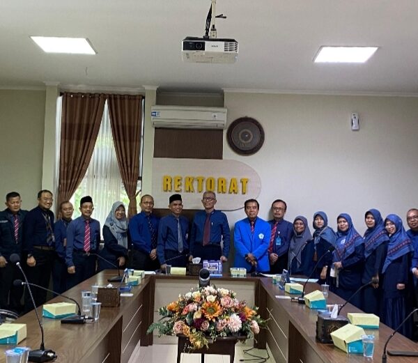 Rektor Unimus Serahkan SK Purna Tugas kepada Dr. Techn. Ir. Samsudi Raharjo, S.T, M.M, IPM, Dekan FTIK