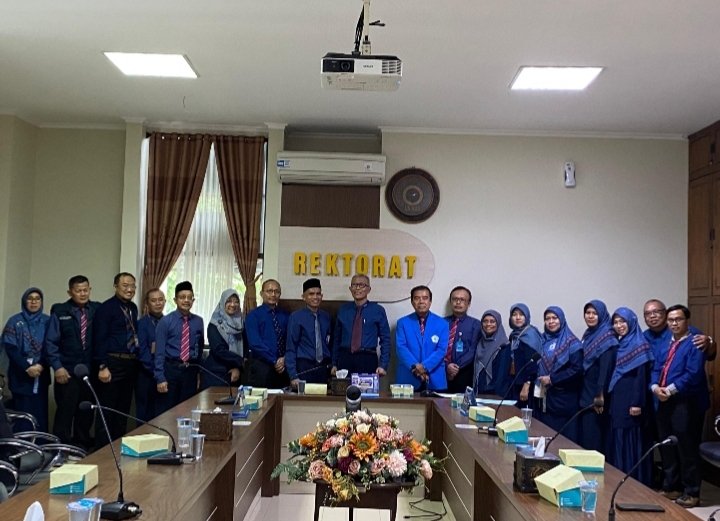 Read more about the article Rektor Unimus Serahkan SK Purna Tugas kepada Dr. Techn. Ir. Samsudi Raharjo, S.T, M.M, IPM, Dekan FTIK