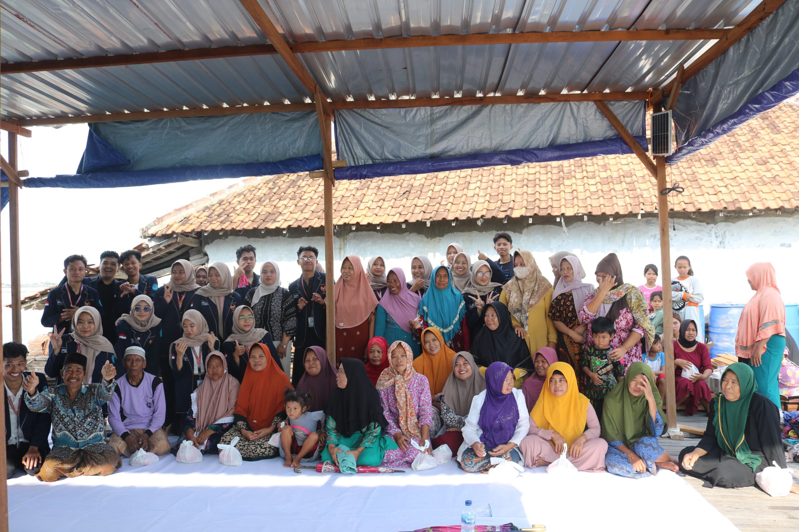 Read more about the article SOSMAS BEM FEB Unimus Sukses Adakan AKSOSMAS di Desa Timbulsloko, Demak