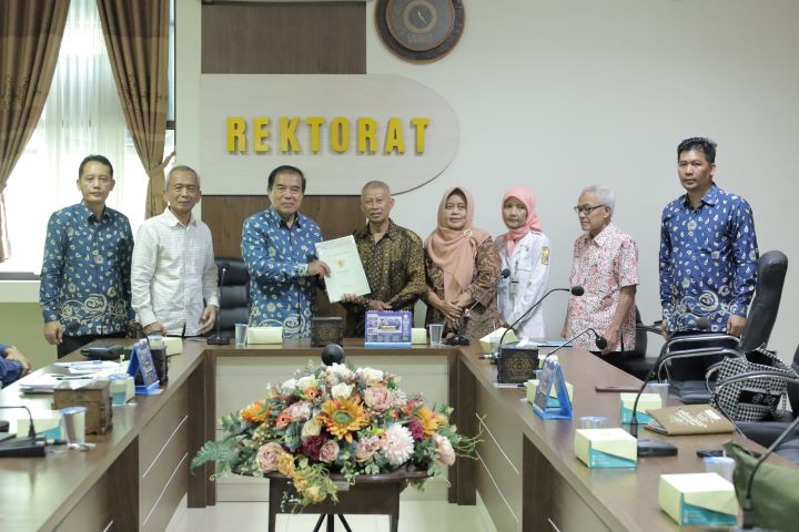 Read more about the article UNIMUS Terima Berkas Wakaf Tanah