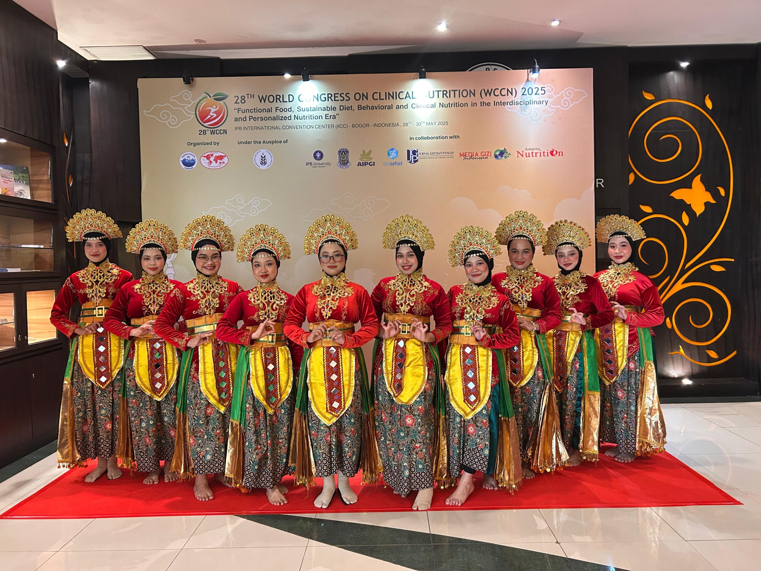 Read more about the article Mahasiswa Gizi Unimus Tampilkan Tari Geol Denok di Ajang Internasional WCCN ke-28