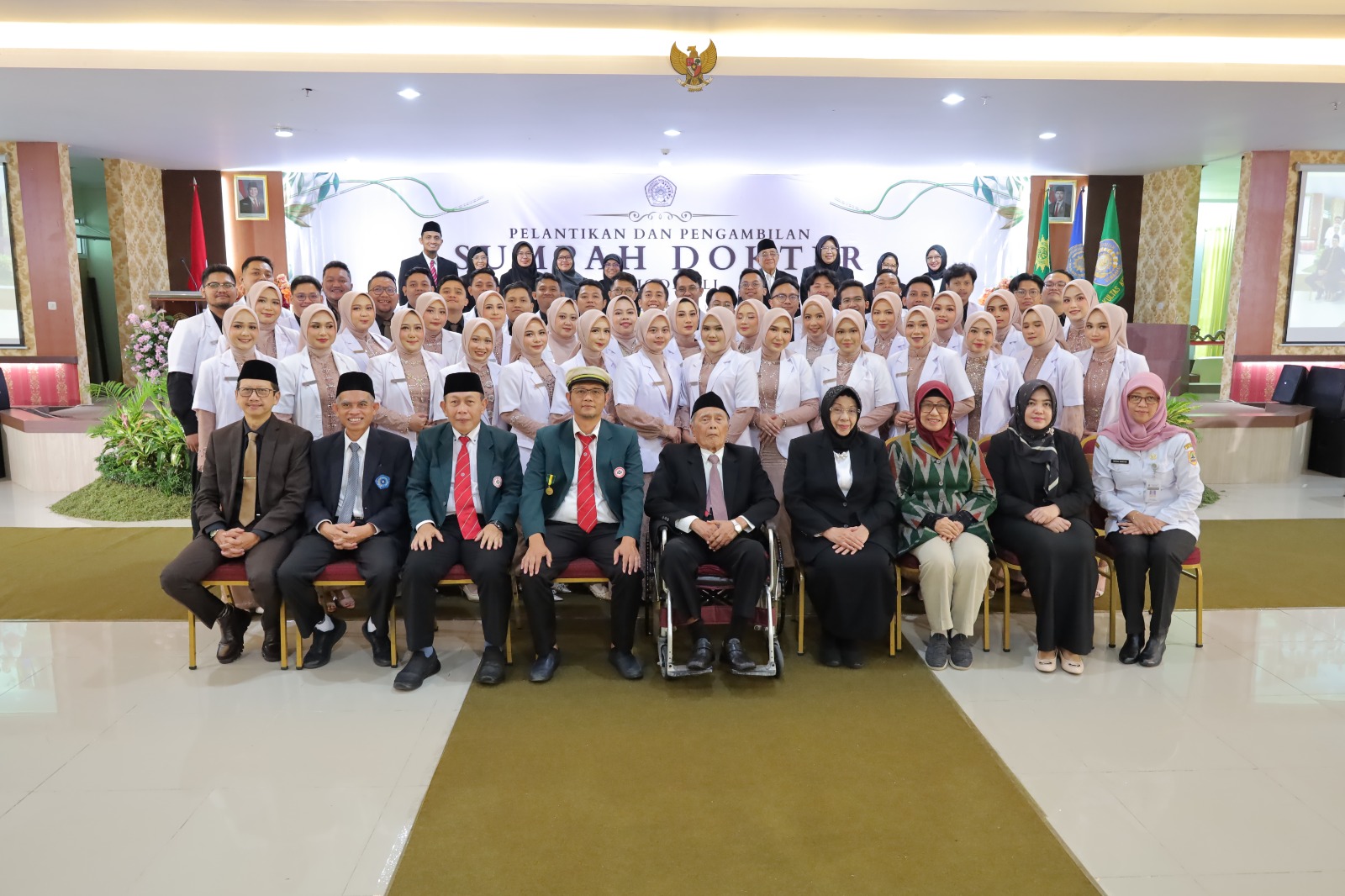 Read more about the article Fakultas Kedokteran Unimus Angkat Sumpah 51 Dokter Baru
