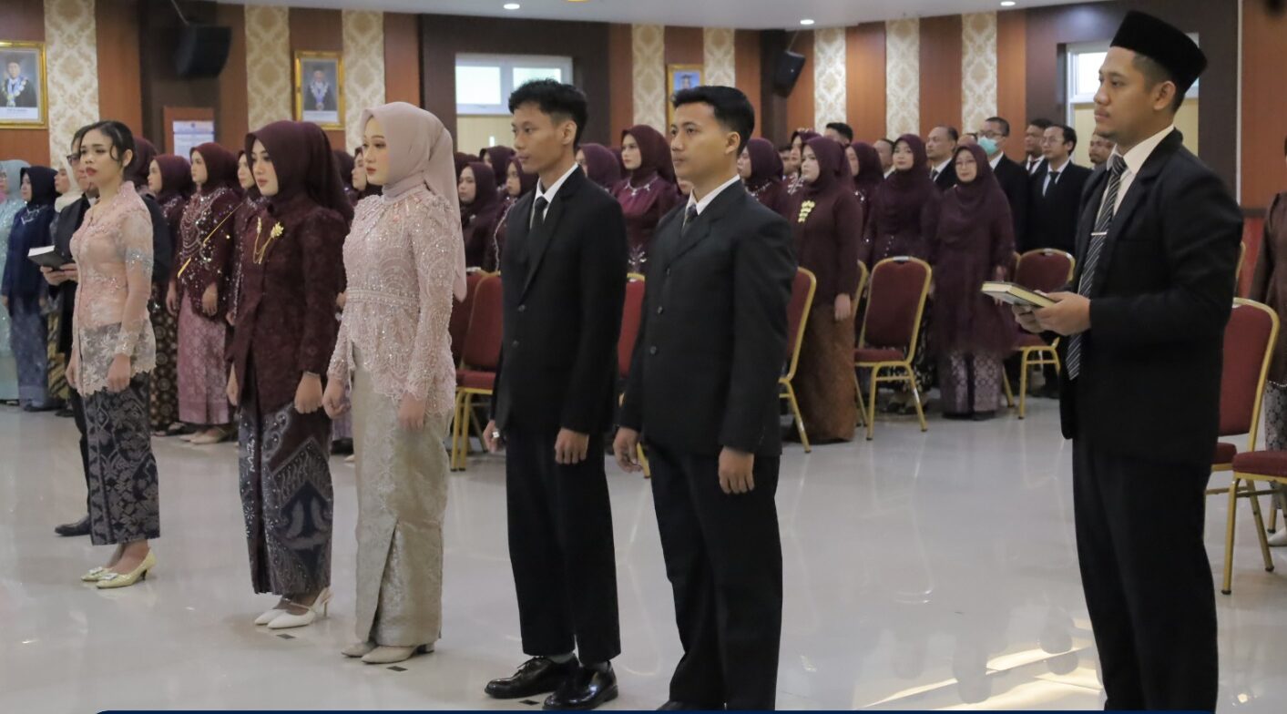 Read more about the article FIKKES UNIMUS Selenggarakan Sumpah Profesi bagi 166 Tenaga Kesehatan Baru