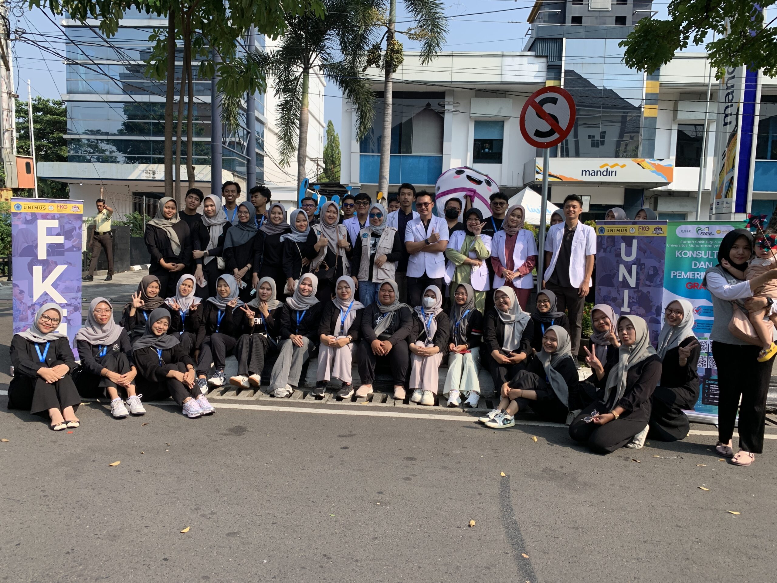 Read more about the article FKG Unimus Gelar Pemeriksaan Gigi Gratis di CFD Simpang Lima Semarang