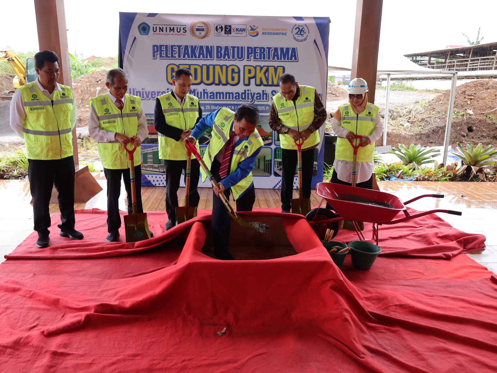 Read more about the article UNIMUS Rayakan Milad ke-26, Tandai dengan Peletakan Batu Pertama Gedung PKM