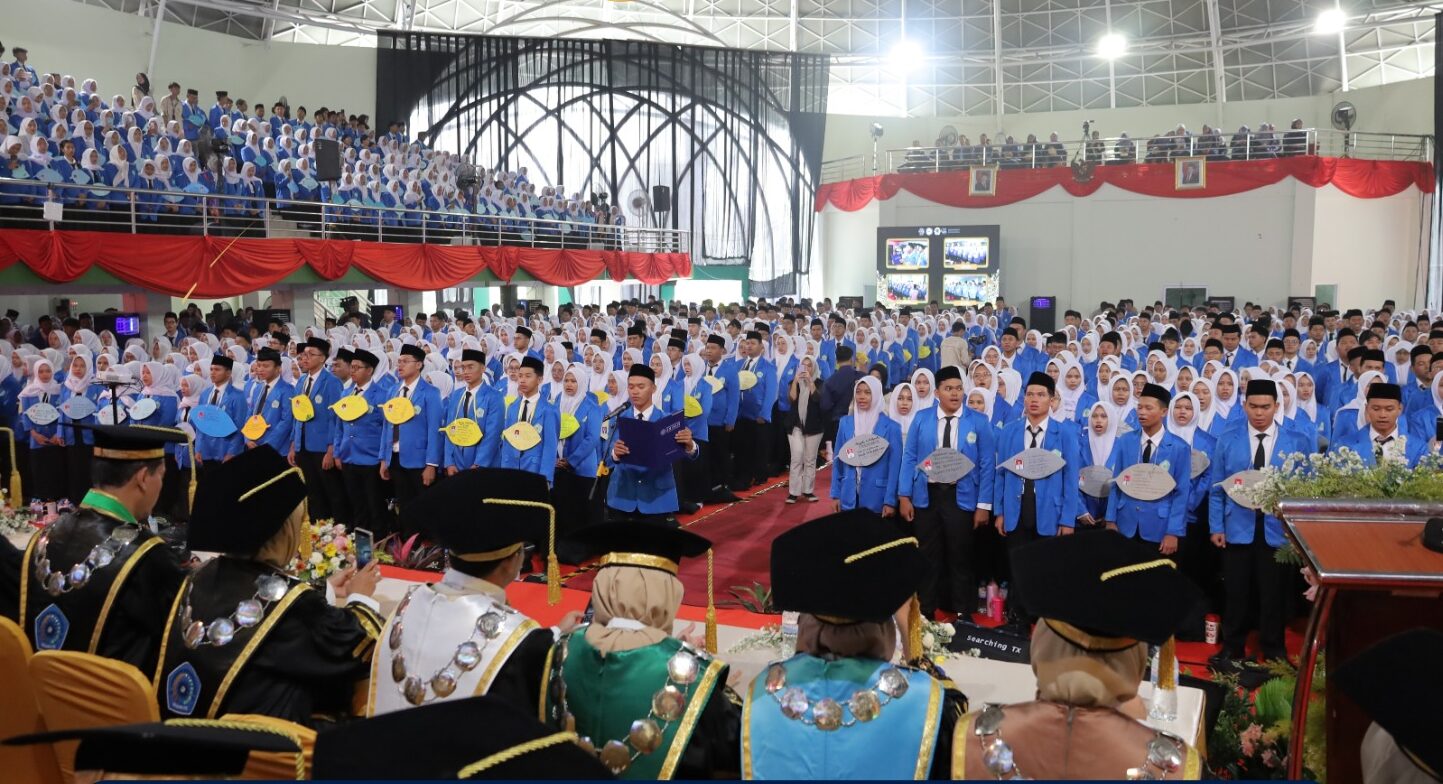 Read more about the article Rektor Unimus Resmi Lantik 4.080 Mahasiswa Baru Tahun Akademik 2025/2026
