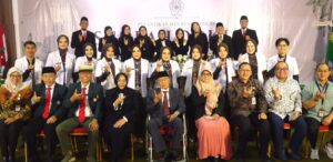 Read more about the article FK Unimus Kukuhkan 10 Dokter Baru dalam Angkat Sumpah Periode 42