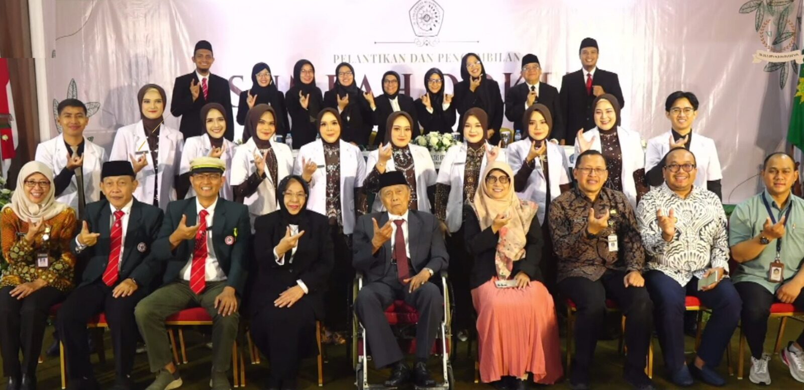 Read more about the article FK Unimus Kukuhkan 10 Dokter Baru dalam Angkat Sumpah Periode 42