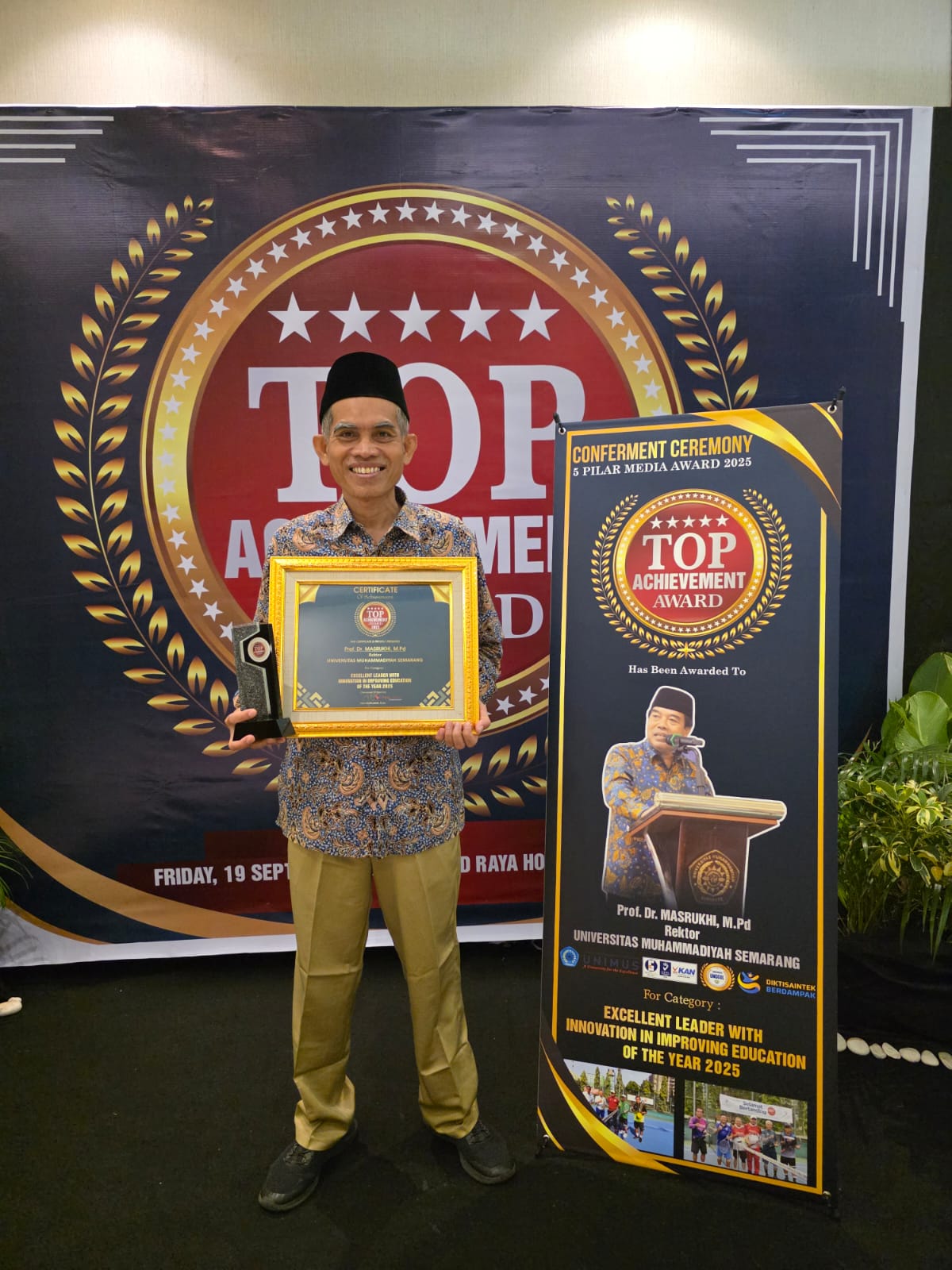 Read more about the article UNIMUS Raih Top Achievement Award 2025 Rektor Prof. Dr. Masrukhi, M.Pd Terima Penghargaan Excellent Leader with Innovation in Improving Education