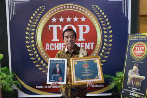 Read more about the article Rektor UNIMUS Raih “Top Achievement Award 2025” sebagai Pemimpin Inovatif di Bidang Pendidikan