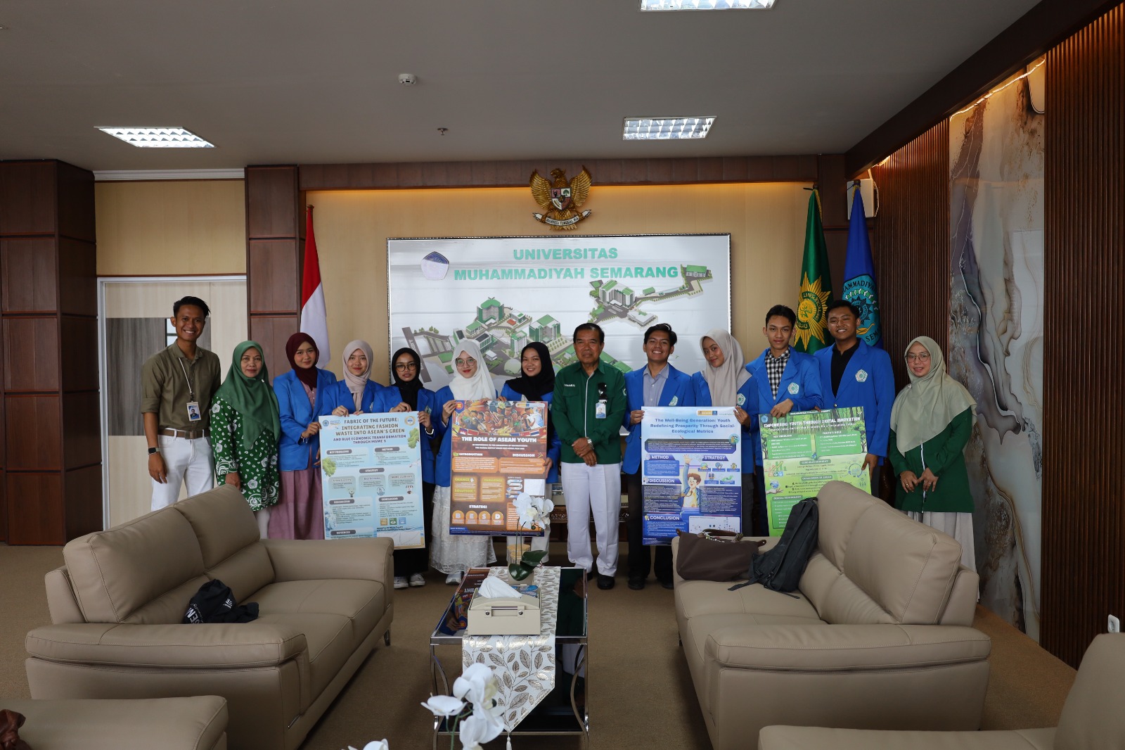 Read more about the article Rektor Unimus Lepas 9 Mahasiswa S1 Manajemen FEB Ikuti Lomba Paper Essay Internasional di Malaysia