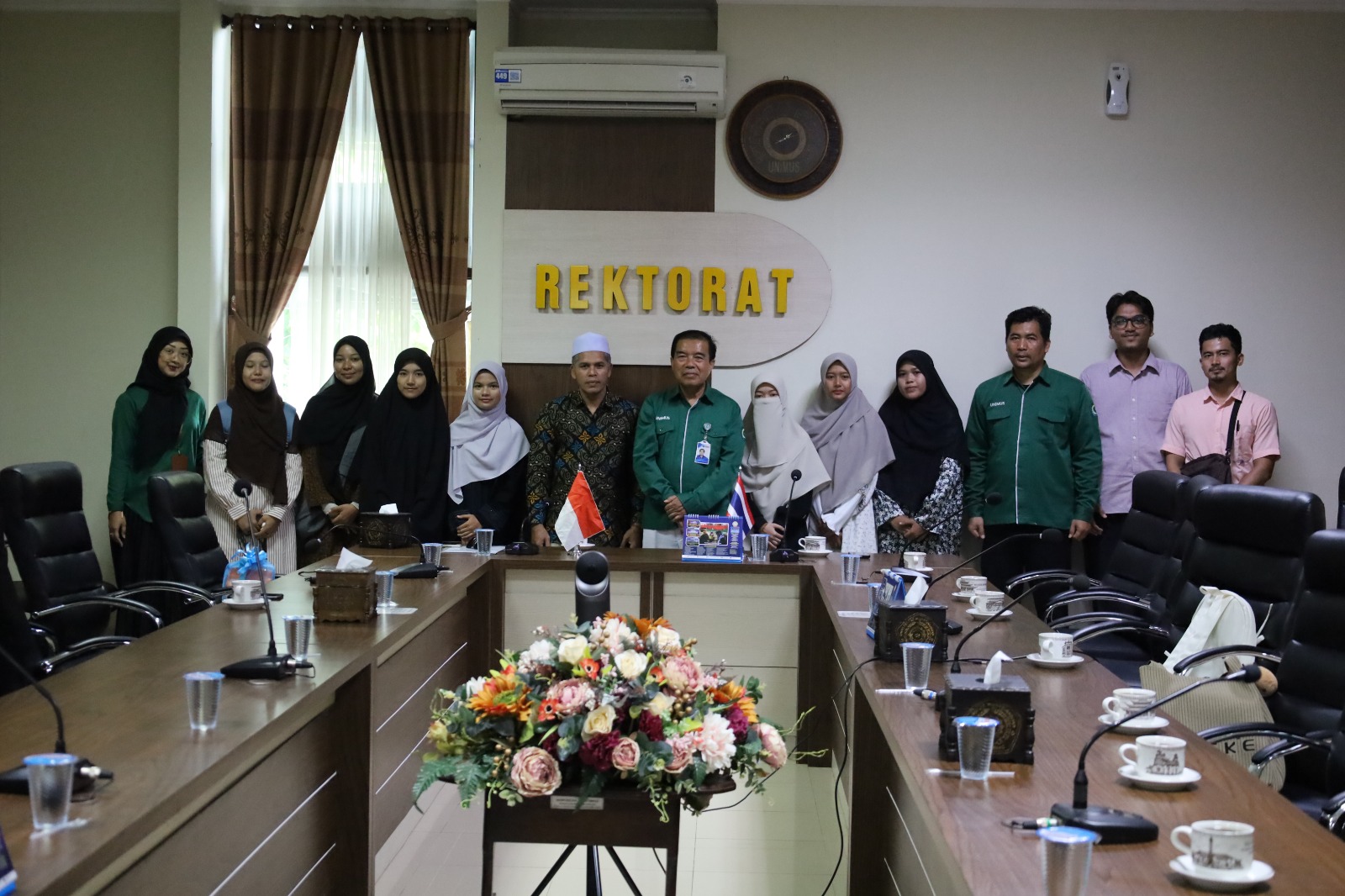 Read more about the article Rektor Unimus Sambut Enam Mahasiswa Baru Asal Thailand
