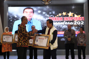 Read more about the article Rektor UNIMUS Raih Penghargaan “Tokoh Inspiratif Nusantara 2025”